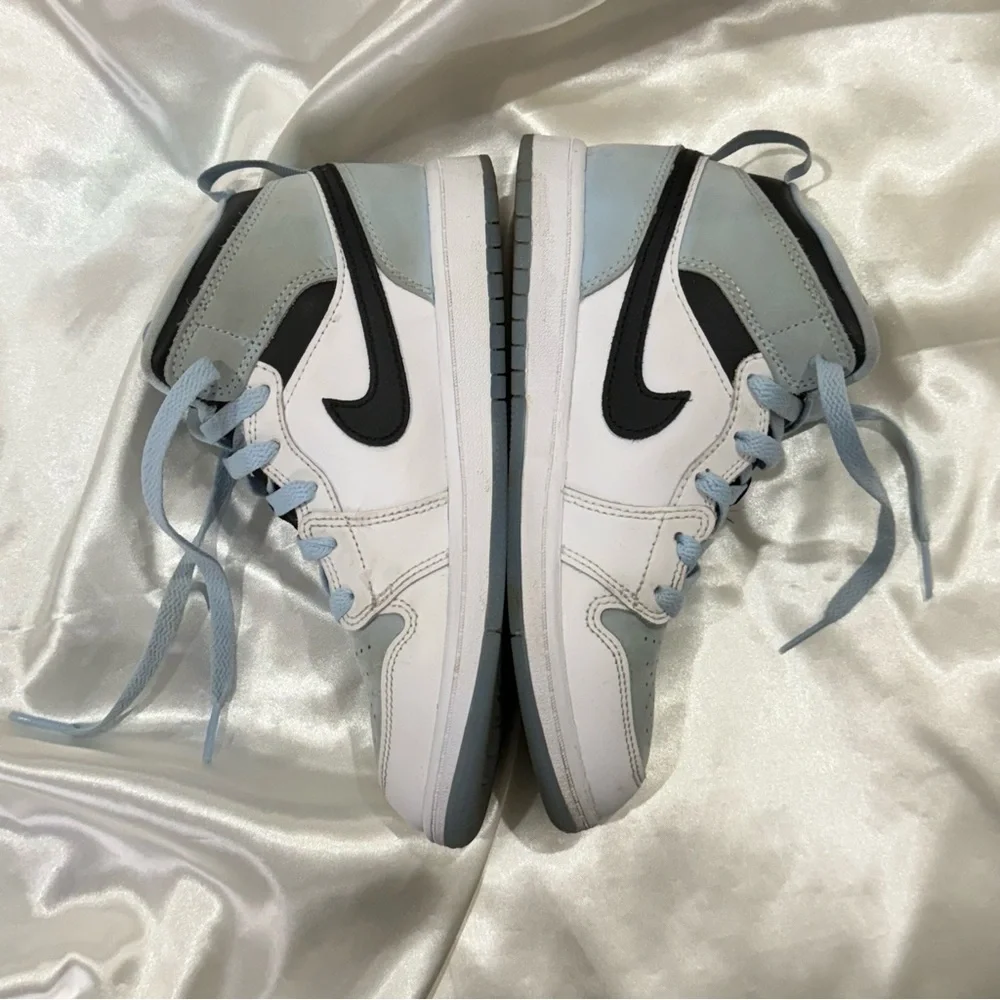 Nike Air Jordan Retro 1 MID SE Sneakers UNC Ice Blue Size 3Y Streetwear Sporty